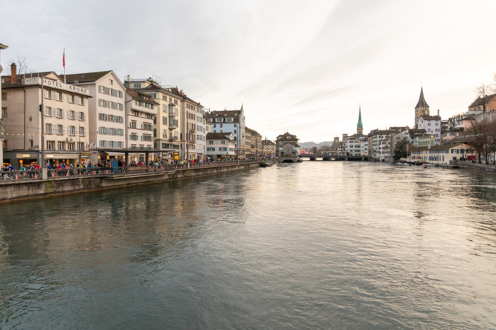 Ein Fluss in einer Stadt mit Gebäuden darauf.