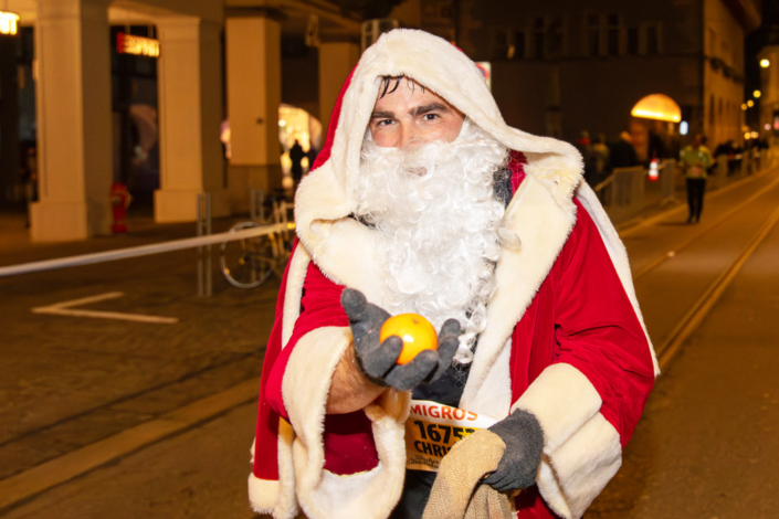 Ein Mann im Weihnachtsmannkostüm.