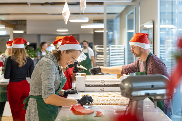 Eine Frau, die eine Weihnachtsmütze trägt.