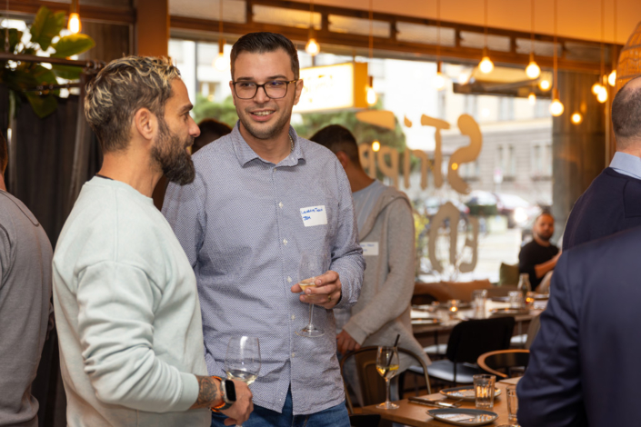 Eine Gruppe Männer unterhält sich in einem Restaurant.