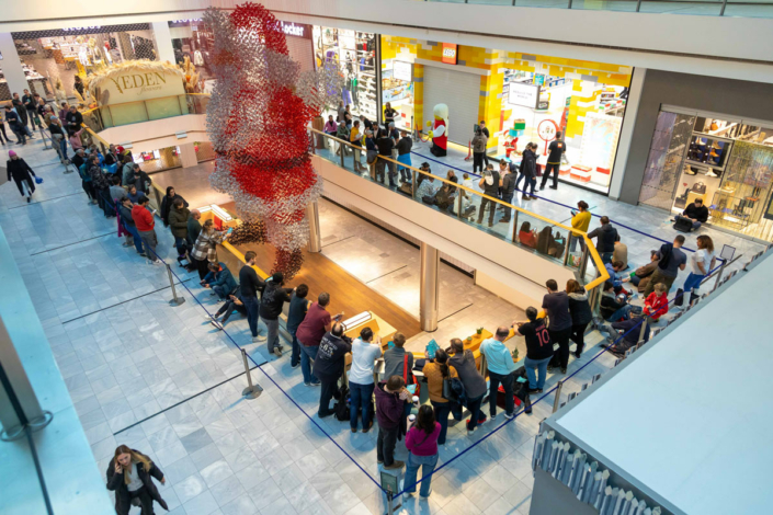 Eine Menschenmenge in einem Einkaufszentrum.