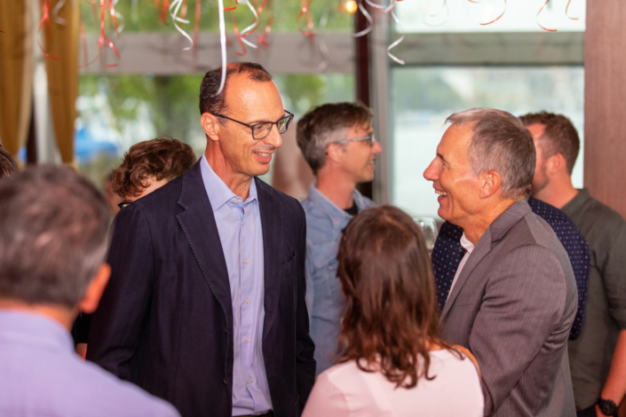 Eine Gruppe von Leuten auf einer Party, die miteinander reden.