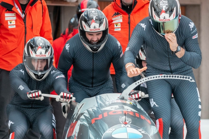 Eine Gruppe Bobfahrer auf einer Bahn.